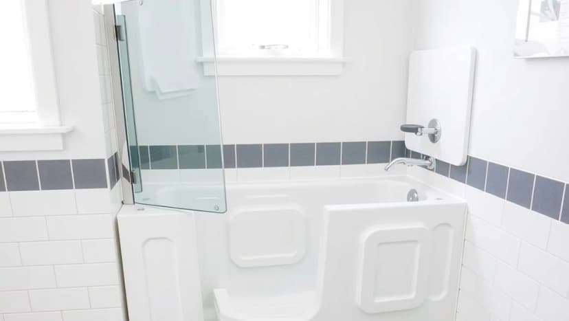Badkar med dörr för äldre och barn